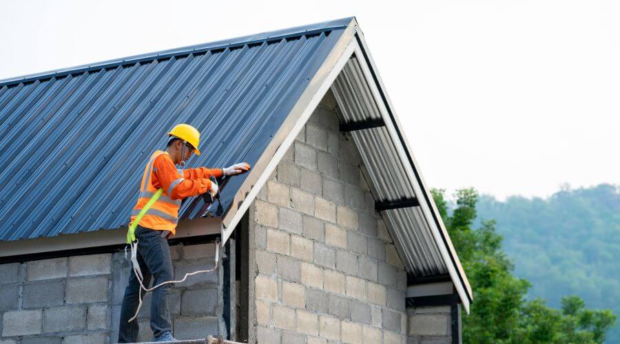 Professional gutter cleaning in Mendota, CA